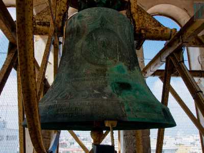 ...dove facciamo la conoscenza di quindici enormi campane. Sono le stesse che da novant'anni scandiscono la vita dell�intero Madonnella, rione del quale la solenne San Giuseppe rappresenta un simbolo indiscusso